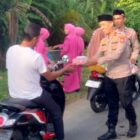Kapolsubsektor Jeumpa IPDA Prawiro Djoko S membagikan paket takjil kepada pengguna jalan. Foto. Dok. Teukunizar/NOA.co.id