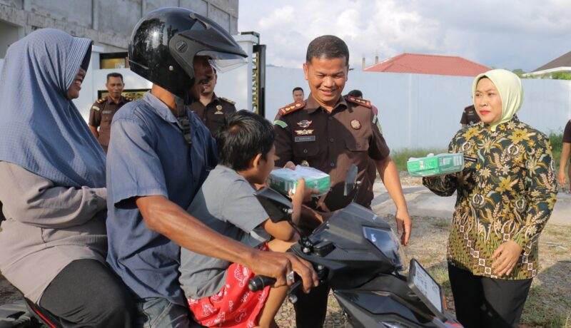 Kajari Abdya, Kardono, S.H., M.H., didampingi oleh Ketua IAD Daerah Abdya, Ny. Dewi Kardono membagikan paket berbuka. Foto. Dok. Teukunizar/NOA.co.id