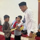 Keuchik Gampong Geulumpang Payong, Khairuddin menyerah santunan anak yatim secara simbolis di Mushalla Gampong setempat setelah buka puasa bersama. Foto. Dok. Teukunizar/NOA.co.id
