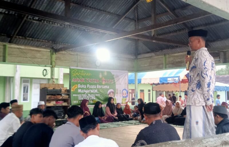 Wabup Abdya, Zaman Akli menyampaikan sambutannya pada penyerahan santunan anak yatim-piatu di Alue Pisang. Foto. Dok. Teukunizar/NOA.co.id