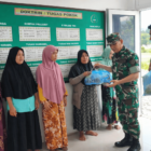 Danposramil 08/Setia, Serka Faisal Rizal, dengan didampingi oleh Babinsa setempat Kopka Darwanto dan Koptu Zulhelmi menyerahkan paket sembako kepada masyarakat kurang mampu. Foto. Dok. Teukunizar/NOA.co.id