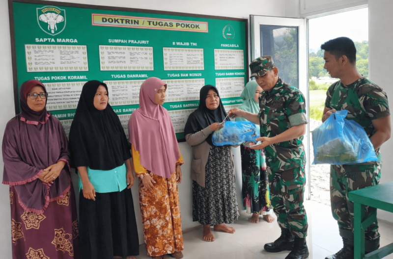 Danposramil 08/Setia, Serka Faisal Rizal, dengan didampingi oleh Babinsa setempat Kopka Darwanto dan Koptu Zulhelmi menyerahkan paket sembako kepada masyarakat kurang mampu. Foto. Dok. Teukunizar/NOA.co.id