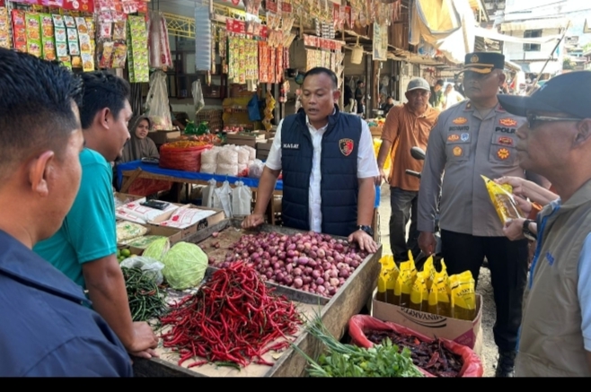 Polres Aceh Barat Daya bersama instansi terkait melakukan monitoring harga dan pengecekan ketersediaan bahan pokok di Pasar Blangpidie. Foto. Dok. Teukunizar/NOA.co.id