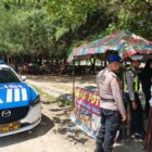 Personil Pos Pelayanan Operasi Ketupat Rencong Polres Abdya melaksanakan patroli ke tempat wisata. Foto. Dok. Teukunizar/NOA.co.id
