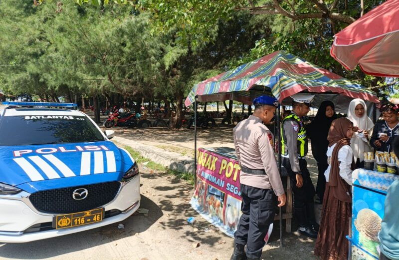 Personil Pos Pelayanan Operasi Ketupat Rencong Polres Abdya melaksanakan patroli ke tempat wisata. Foto. Dok. Teukunizar/NOA.co.id