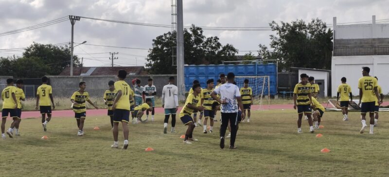 Pemain PSAP sedang berlatih menjelang 8 besar Liga 4 PSSI Aceh di Stadion Blang Paseh Kota Sigli, Kabupaten Pidie, beberapa waktu yang lalu, (Foto.Amir Sagita.NAO.co.id).