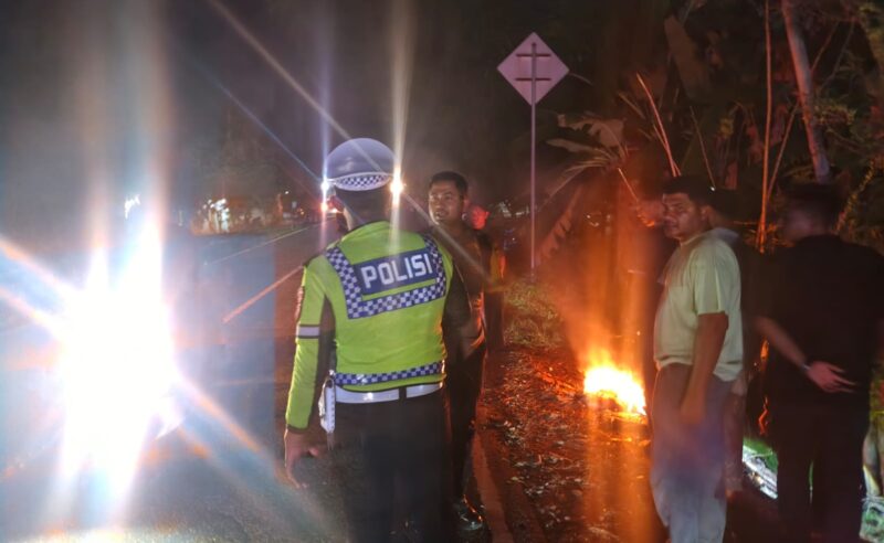 Polisi saat melakukan olah TKP kejadian laka di Alue Jeurejak. Foto. Dok. Teukunizar/NOA.co.id