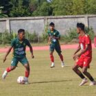 Pemain PSAB Aceh Besar Abdalul Basyar saat menggiring bola dan dibayang-bayangi pemain Persabar Aceh Barat pada laga perdana Liga 4 Zona Aceh di Stadion Blang Paseh Kota Sigli Kabupaten Pidie Selasa (31/3/2026) (Foto.Amir Sagita.NOA.co.id).