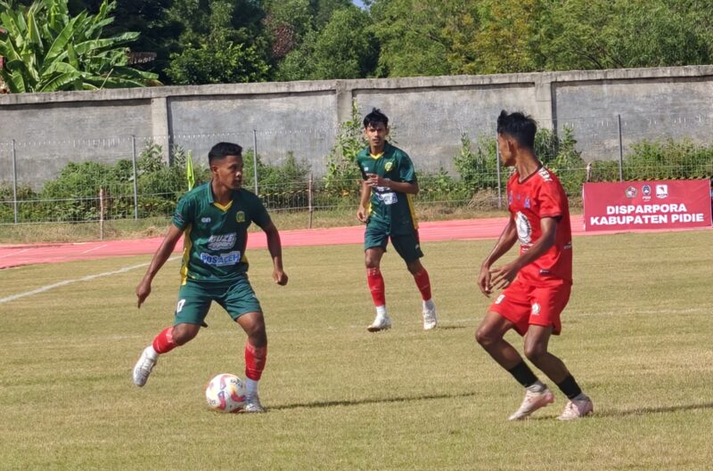 Pemain PSAB Aceh Besar Abdalul Basyar saat menggiring bola dan dibayang-bayangi pemain Persabar Aceh Barat pada laga perdana Liga 4 Zona Aceh di Stadion Blang Paseh Kota Sigli Kabupaten Pidie Selasa (31/3/2026) (Foto.Amir Sagita.NOA.co.id).