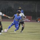 Pemain PSAP Sigli menggiring bola dan dibayang-bayangi pemain PSGL Gayo Lues di laga perdana Liga 4 Zona Aceh di Stadion Blang Paseh Kota Sigli, Selasa (31/3/2026) (Foto.Amir Sagita.NOA.co.id).