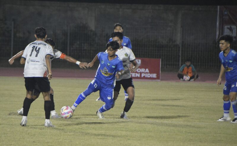 Pemain PSAP Sigli menggiring bola dan dibayang-bayangi pemain PSGL Gayo Lues di laga perdana Liga 4 Zona Aceh di Stadion Blang Paseh Kota Sigli, Selasa (31/3/2026) (Foto.Amir Sagita.NOA.co.id).