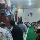 Wakil Ketua Komisi V DPRK Aceh Besar, Abdus Sabur, menyampaikan tausyiah Ramadan di Masjid Abu Indrapuri, Kecamatan Indrapuri, Aceh Besar, Rabu (25/2/2026). Foto: Dok. Istimewa