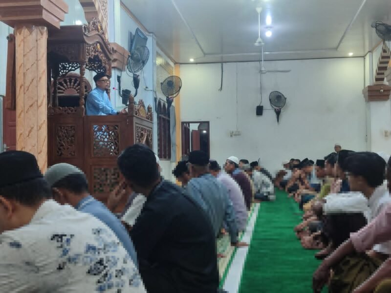 Wakil Ketua Komisi V DPRK Aceh Besar, Abdus Sabur, menyampaikan tausyiah Ramadan di Masjid Abu Indrapuri, Kecamatan Indrapuri, Aceh Besar, Rabu (25/2/2026). Foto: Dok. Istimewa
