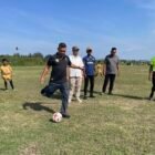 Ketua DPRK Aceh Besar Abdul Muchti melakukan tendangan pertama sebagai tanda dibukanya Faruq Football Academy Championship 2026 di Lapangan Matador FC, Krueng Barona Jaya, Jumat (23/2/2026). Foto: Dok. Istimewa