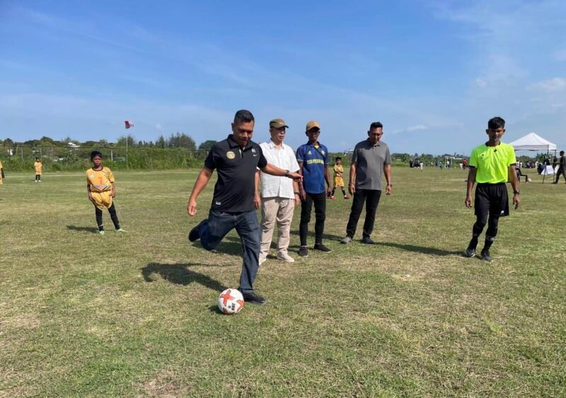 Ketua DPRK Aceh Besar Abdul Muchti melakukan tendangan pertama sebagai tanda dibukanya Faruq Football Academy Championship 2026 di Lapangan Matador FC, Krueng Barona Jaya, Jumat (23/2/2026). Foto: Dok. Istimewa