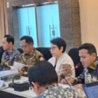 Wakil Gubernur Aceh, H. Fadhlullah, saat menghadiri Rapat Koordinasi Tingkat Menteri Satgas Rehabilitasi dan Rekonstruksi Pascabencana Provinsi Aceh, Provinsi Sumatera Utara dan Provinsi Sumatera Barat, di Ruang Rapat Lantai 14, Gedung Kemenko PMK, Jakarta, Jum'at, (27/2/2026). Foto: Dok. Biro Adpim Setda Aceh