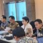 Wakil Gubernur Aceh, H. Fadhlullah, saat menghadiri Rapat Koordinasi Tingkat Menteri Satgas Rehabilitasi dan Rekonstruksi Pascabencana Provinsi Aceh, Provinsi Sumatera Utara dan Provinsi Sumatera Barat, di Ruang Rapat Lantai 14, Gedung Kemenko PMK, Jakarta, Jum'at, (27/2/2026). Foto: Dok. Biro Adpim Setda Aceh