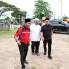 Kalaksa BPBD Aceh Besar, Ridwan Jamil SSos MSi menyambut Bupati Aceh Besar, Muharram Idris untuk buka puasa bersama di Posko BPBD Aceh Besar, Gampong Sibreh Keumude, Kecamatan Sukamakmur, Aceh Besar, Sabtu (28/02/2026). Foto: Dok. MC Aceh Besar