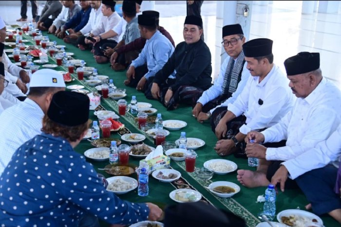 Bupati Aceh Besar H. Muharram Idris bersama Wakil Bupati Aceh Besar Drs. H. Syukri A. Jalil buka puasa bersama di Masjid Bustanul Jannah, Gampong Ajuen, Kecamatan Peukan Bada, Jum’at (27/2/2026) malam. Foto: Dok. MC Aceh Besar