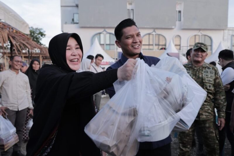 Wali Kota Banda Aceh Illiza Sa’aduddin Djamal bersama Wakil Wali Kota Afdhal Khalilullah membagikan takjil kepada pengunjung usai prosesi Teumok Beulangong pada pembukaan Peukan Raya Ramadan 1447 H di eks lahan Pasar Aceh Shopping Center, Jumat (27/2/2026). Foto: Dok. Diskominfo Kota Banda Aceh