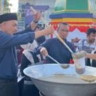 Petugas dari Diskominfotik, Dinas PUPR, dan Dinas Perkim Kota Banda Aceh membagikan 200 paket ie bu peudah kepada masyarakat pada Peukan Raya Ramadan 1447 H, Sabtu (28/2/2026). Foto: Dok. Diskominfo Kota Banda Aceh