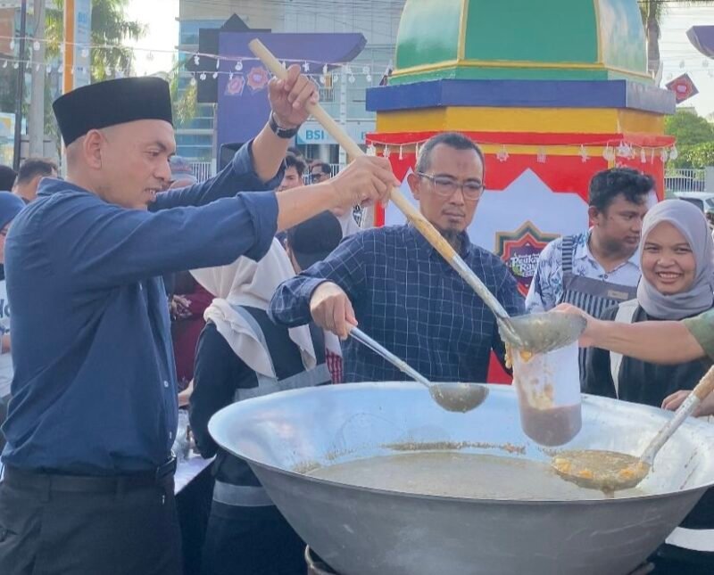 Petugas dari Diskominfotik, Dinas PUPR, dan Dinas Perkim Kota Banda Aceh membagikan 200 paket ie bu peudah kepada masyarakat pada Peukan Raya Ramadan 1447 H, Sabtu (28/2/2026). Foto: Dok. Diskominfo Kota Banda Aceh