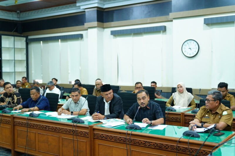 Suasana pertemuan antara DPRA dan DPRK Aceh Timur bersama instansi teknis terkait saat membahas perkembangan penanganan konflik HGU antara masyarakat dan perusahaan perkebunan di Aceh Timur, Senin (2/3/2026). Foto: Dok. DPRA 
