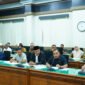 Suasana pertemuan antara DPRA dan DPRK Aceh Timur bersama instansi teknis terkait saat membahas perkembangan penanganan konflik HGU antara masyarakat dan perusahaan perkebunan di Aceh Timur, Senin (2/3/2026). Foto: Dok. DPRA 