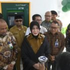 Wali Kota Banda Aceh Illiza Sa’aduddin Djamal meresmikan ATM Drive Thru Bank Aceh Syariah di taman sebelah utara Masjid Raya Baiturrahman, ditandai penandatanganan prasasti dan prosesi peusijuk, Senin (2/3/2026). Foto: Dok. Prokopim Kota Banda Aceh