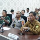 Wakil Bupati Aceh Besar Drs. Syukri dan Forkopimda mengikuti Rapat Koordinasi (Rakor) Lintas Sektoral dalam rangka kesiapan Operasi Ketupat dan Idul Fitri tahun 1447 H melalui zoom meeting di Aula Satya Maprabu Mapolres Aceh Besar, Kota Jantho, Senin (2/3/2026). Foto: Dok. MC Aceh Besar