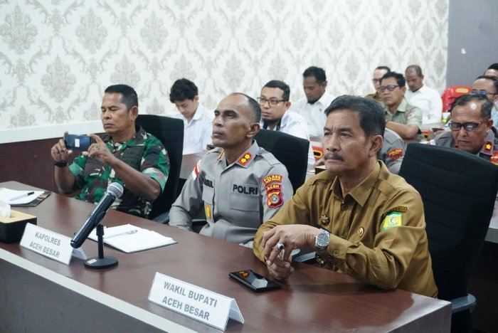 Wakil Bupati Aceh Besar Drs. Syukri dan Forkopimda mengikuti Rapat Koordinasi (Rakor) Lintas Sektoral dalam rangka kesiapan Operasi Ketupat dan Idul Fitri tahun 1447 H melalui zoom meeting di Aula Satya Maprabu Mapolres Aceh Besar, Kota Jantho, Senin (2/3/2026). Foto: Dok. MC Aceh Besar