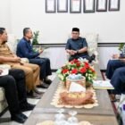 Bupati Aceh Besar, H Muharram Idris menerima Audiensi dengan Balai Besar POM Banda Aceh di Gedung Dekranasda, Gampong Gani, Kecamatan Ingin Jaya, Aceh Besar, Senin (02/03/2026). Foto: Dok. MC Aceh Besar