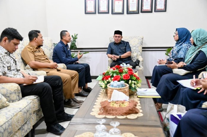Bupati Aceh Besar, H Muharram Idris menerima Audiensi dengan Balai Besar POM Banda Aceh di Gedung Dekranasda, Gampong Gani, Kecamatan Ingin Jaya, Aceh Besar, Senin (02/03/2026). Foto: Dok. MC Aceh Besar