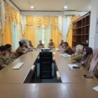 Plt Kadis Kominfo Aceh Besar Muhajir memimpin pertemuan perdana bersama jajaran ASN dan PPPK di Ruang Rapat Diskominfo Aceh Besar, Kota Jantho, Senin (2/3/2026). Foto: Dok. MC Aceh Besar