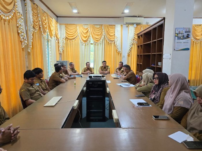 Plt Kadis Kominfo Aceh Besar Muhajir memimpin pertemuan perdana bersama jajaran ASN dan PPPK di Ruang Rapat Diskominfo Aceh Besar, Kota Jantho, Senin (2/3/2026). Foto: Dok. MC Aceh Besar
