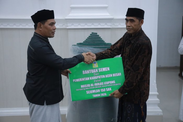 Bupati Aceh Besar Muharram Idris menyerahkan bantuan 150 sak semen dan ambal sajadah kepada pengurus Masjid Leupung dalam rangka Safari Ramadhan, Senin (2/3/2026). Foto: Dok. MC Aceh Besar