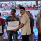 Wakil Gubernur Aceh, H. Fadhlullah saat menyerahkan secara simbolis bantuan stimulan rumah rusak ringan dan sedang tahap II kepada warga terdampak banjir dan longsor sebagai upaya percepatan pemulihan pascabencana atas arahan, di Pendopo Bupati Bireuen, Selasa (3/3/2026). Foto: Dok. Biro Adpim Setda Aceh