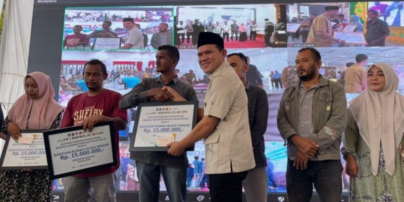 Wakil Gubernur Aceh, H. Fadhlullah saat menyerahkan secara simbolis bantuan stimulan rumah rusak ringan dan sedang tahap II kepada warga terdampak banjir dan longsor sebagai upaya percepatan pemulihan pascabencana atas arahan, di Pendopo Bupati Bireuen, Selasa (3/3/2026). Foto: Dok. Biro Adpim Setda Aceh