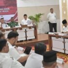 Wakil Gubernur Aceh H. Fadhlullah, didampingi Sekda Aceh, M. Nasir, S.IP, MPA, menggelar rapat bersama Forkopimda Aceh, para Asisten Sekda Aceh, Staf Ahli Gubernur Aceh, Kepala SKPA/Biro dan Instansi terkait, dalam rangka membahas Penanganan Inflasi, Peringatan Malam Nuzulul Qur’an dan Festival Ramadhan 1447 H, di Ruang Potensi Daerah Setda Aceh, Banda Aceh, Rabu (5/3/2026). Foto: Dok. Biro Adpim Setda Aceh