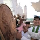 Wakil Gubernur Aceh, H. Fadhlullah, saat menabuh bedug di Masjid Raya Baiturrahman, Banda Aceh, Kamis (5/3/2026). Foto: Dok. Biro Adpim Setda Aceh