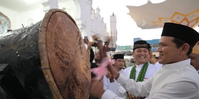 Wakil Gubernur Aceh, H. Fadhlullah, saat menabuh bedug di Masjid Raya Baiturrahman, Banda Aceh, Kamis (5/3/2026). Foto: Dok. Biro Adpim Setda Aceh