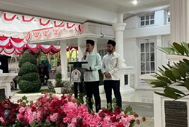 Bupati Aceh Barat Tarmizi didampingi Wakil Bupati Said Fadheil memberikan sambutan dalam acara silaturahmi dan buka puasa bersama bersama penggiat sosial dan pendamping desa di Pendopo Bupati Aceh Barat, Rabu (4/3/2026). Foto: Dok. Pemkab Aceh Barat