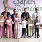 Asisten II Sekdakab Aceh Besar M. Ali menyerahkan secara simbolis zakat, infaq, dan sadaqah kepada masyarakat serta memberikan santunan kepada 200 anak yatim di Kecamatan Blang Bintang,yang berlangsung di Kantor Administrasi Bandara SIM, Aceh Besar, Kamis (5/3/2026). Foto: Dok. MC Aceh Besar