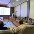 Sekda Aceh Besar Bahrul Jamil S,Sos M.Si memimpin rapat verifikasi persetujuan alih fungsi LP2B di Kantor Bupati Aceh Besar, Kota Jantho, Kamis (05/03/2026). Foto: Dok. Prokopim Aceh Besar