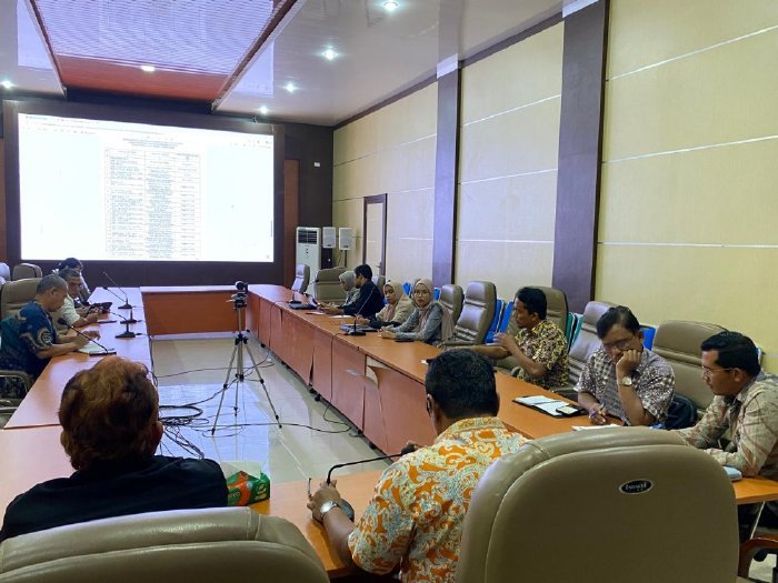 Sekda Aceh Besar Bahrul Jamil S,Sos M.Si memimpin rapat verifikasi persetujuan alih fungsi LP2B di Kantor Bupati Aceh Besar, Kota Jantho, Kamis (05/03/2026). Foto: Dok. Prokopim Aceh Besar