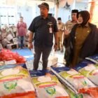 Wali Kota Banda Aceh Illiza Sa’aduddin Djamal meninjau langsung pelaksanaan Pasar Murah di Gampong Jeulingke, Selasa (3/3/2026). Foto: Dok. Prokopim Kota Banda Aceh