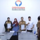 Wali Kota Banda Aceh Illiza Sa’aduddin Djamal foto bersama usai menerima hasil penilaian pelayanan publik Tahun 2025 dari Ombudsman RI Perwakilan Aceh, Selasa (3/3/2026). Foto: Dok. Prokopim Kota Banda Aceh
