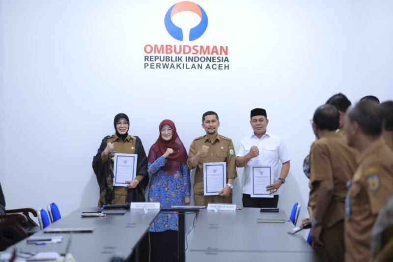 Wali Kota Banda Aceh Illiza Sa’aduddin Djamal foto bersama usai menerima hasil penilaian pelayanan publik Tahun 2025 dari Ombudsman RI Perwakilan Aceh, Selasa (3/3/2026). Foto: Dok. Prokopim Kota Banda Aceh