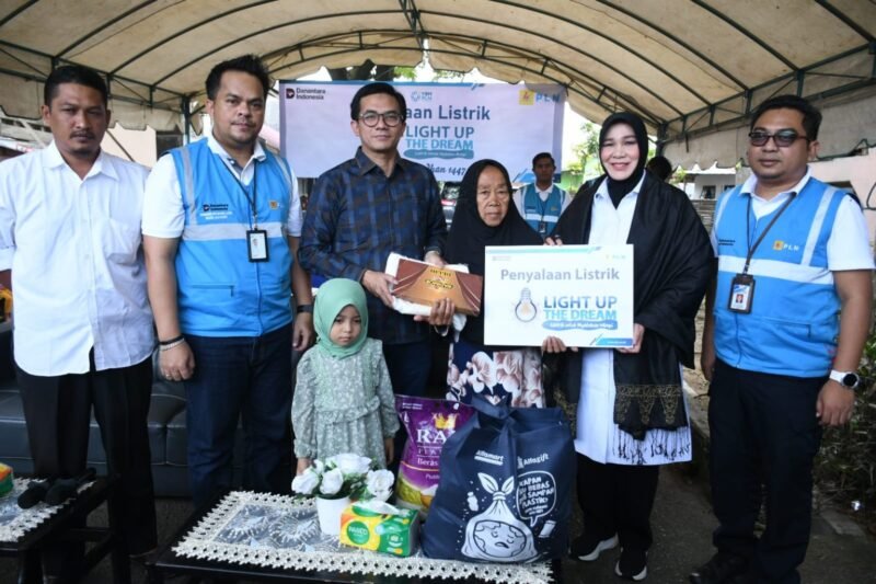 Warga penerima manfaat tampak bahagia saat sambungan listrik dinyalakan secara simbolis oleh Wali Kota Banda Aceh dan manajemen PLN UID Aceh, Rabu (4/3/2026). Foto: Dok. Prokopim Kota Banda Aceh