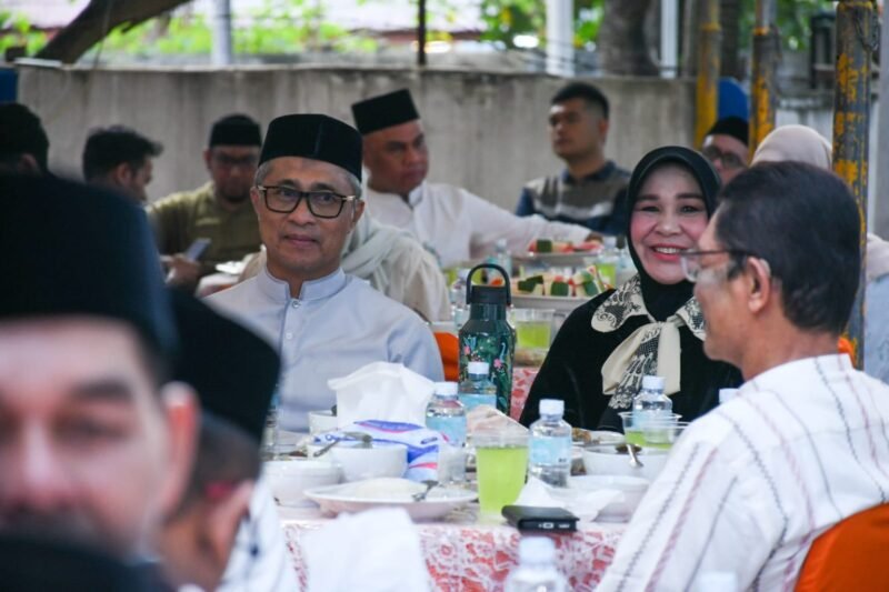 Wali Kota Banda Aceh Illiza Sa’aduddin Djamal bersama suami Amir Ridha menghadiri buka puasa bersama KONI Kota Banda Aceh, Rabu (4/3/2026). Foto: Dok. Prokopim Kota Banda Aceh